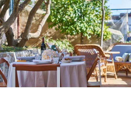 LUXURY APARTMENT WITH GARDEN AT GREAT LOCATION
