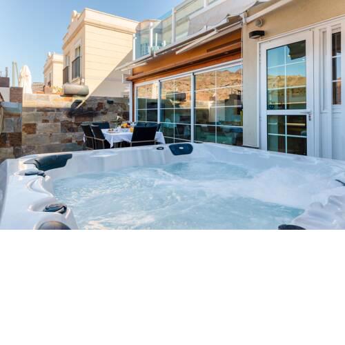 Luxury Apartment With Jacuzzi and Pool Access