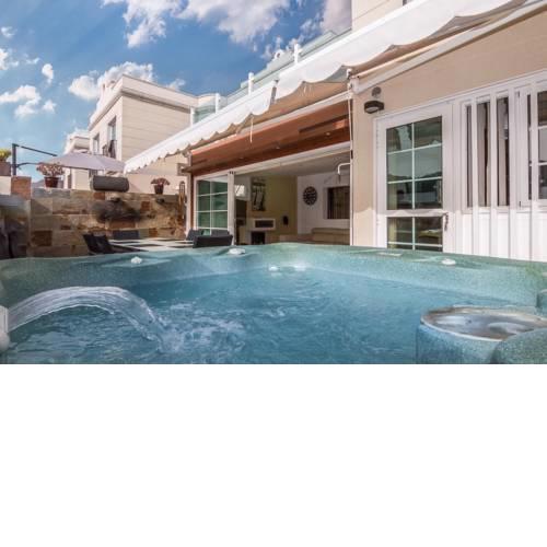 Luxury Apartment with Jacuzzi