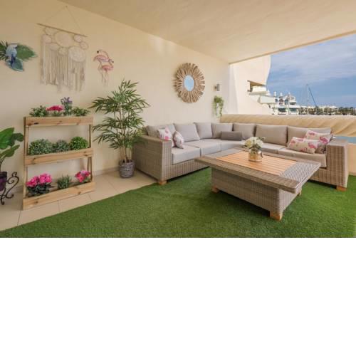 LUXURY APARTMENT WITH SEA VIEWS IN PUERTO MARINA