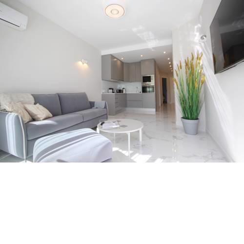 Luxury Apartments 1st Beach Line