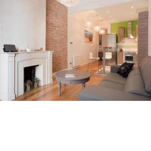 LUXURY BARCELONA CENTRAL CITY COSY 3 BEDROOM APARTMENT WITH PRIVATE TERRACE
