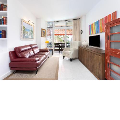Luxury beach front apartament with pool