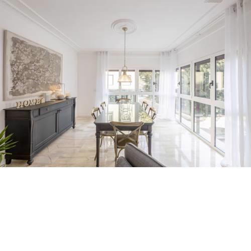 Luxury City Apartment five min walk to Beach with AC