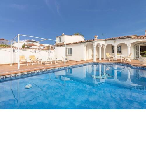 Luxury Holiday Home in Empuriabrava with Private Pool