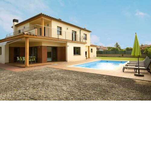 Luxury House with swimming pool next to the beach