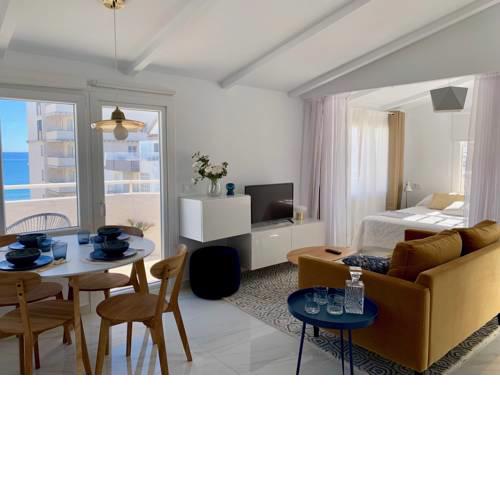 LUXURY PENTHOUSE, SEA VIEWS, 50m FROM THE BEACH!