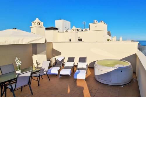 LUXURY PENTHOUSE WITH OCEAN VIEWS &PRIVATE JACUZZI