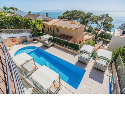 Luxury villa in Alcudia with private pool and 200 meters from the beach