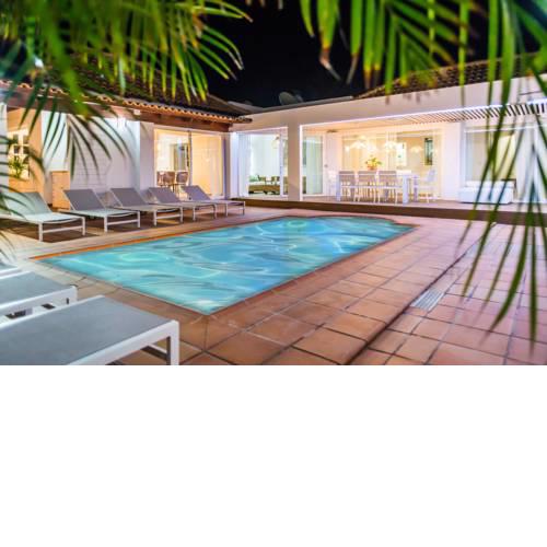 Luxury Villa "La Bonita-1" with Private Heated Pool, BBQ & Free WiFi by Holidays Home