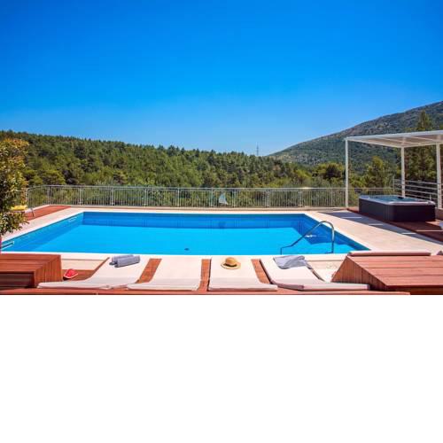 Luxury VILLA LOVRIC heated pool, jacuzzi, sauna, private tavern, 8 person