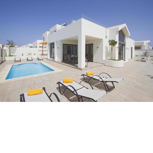 Luxury Villa Near beach 1km Swimming pool Tennis court Great for all ages