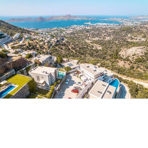 Luxury Villa: Sea & Marina Views