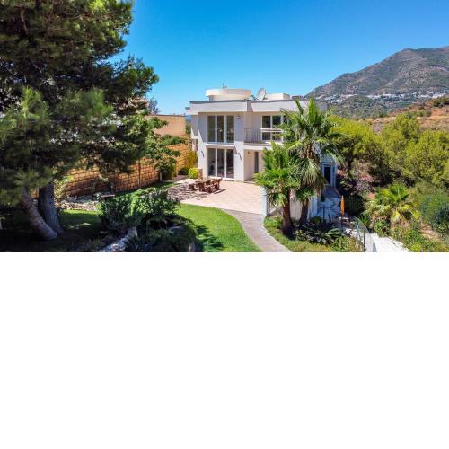 Luxury Villa Sun and Breeze - Salt Water Pool and BBQ