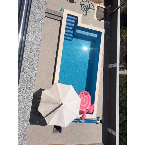 M Entire floor in a spacious house with pool