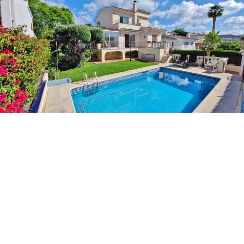 Magnífica y espaciosa villa con piscina y jardin