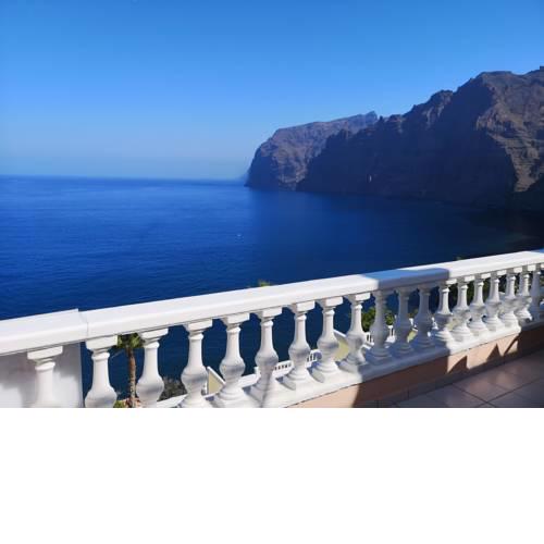 Magnificent Apt. with Sea View, Cliff & Marina