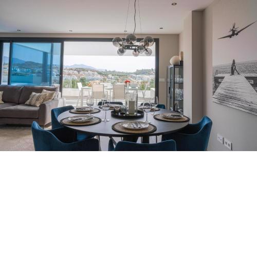 Magnificent frontline golf Penthouse, 600 meters from the beach.
