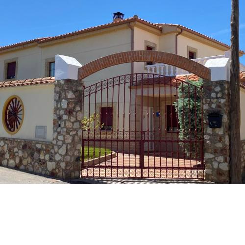 MAGNIFICO CHALET CON PISCINA !!!
