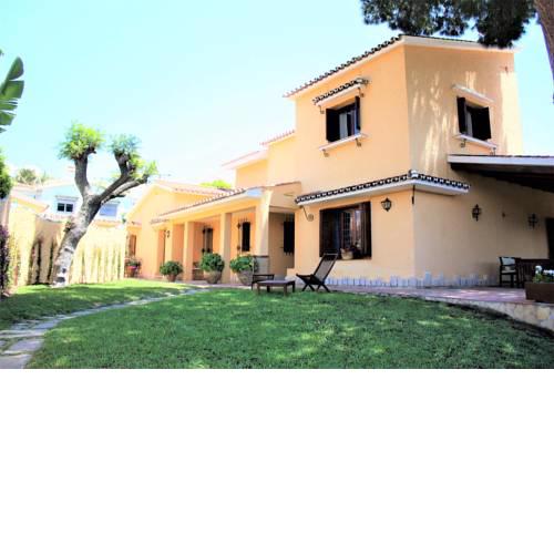 Magnífico chalet en Málaga ciudad con capacidad para 9 personas.