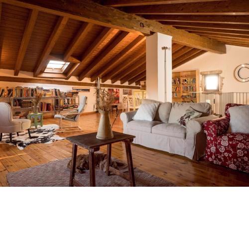 Majestic holiday home in Benabarre with balcony