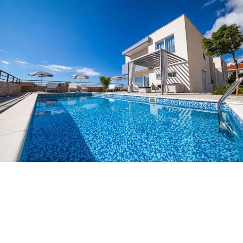 Makarska Villa Sleeps 8 with Pool Air Con and WiFi