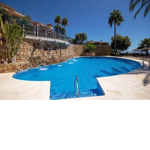 Marbella Sun Apartment - lush garden and sea view