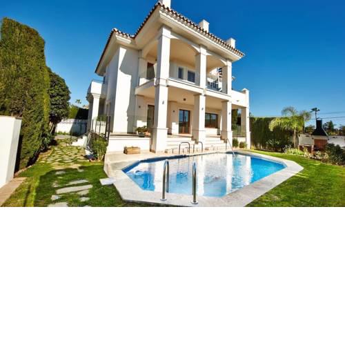 Marbella Villa Sleeps 10 with Pool Air Con and WiFi