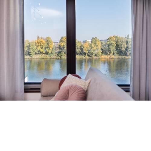 Marina Island - Modern Riverside Apartment with Terrace