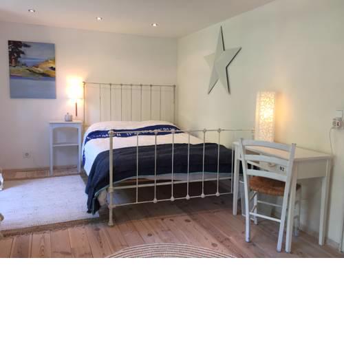 Maritimes Zimmer mit eigenem Bad in Düsternbrook