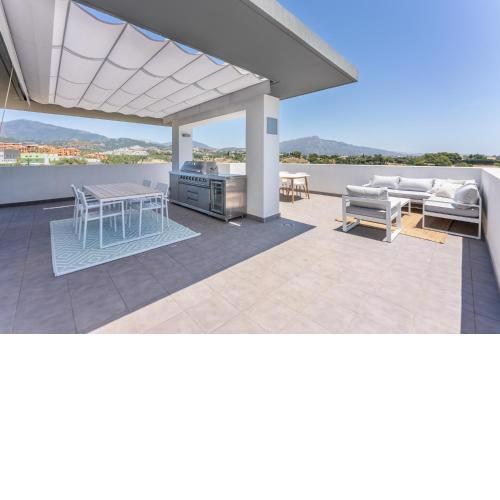 Marques del Guadalmina Modern penthouse with spacious terraces