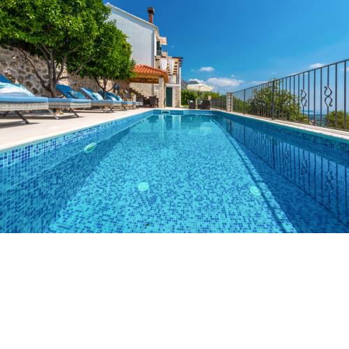 Martinovici Villa Sleeps 8 with Pool Air Con and WiFi