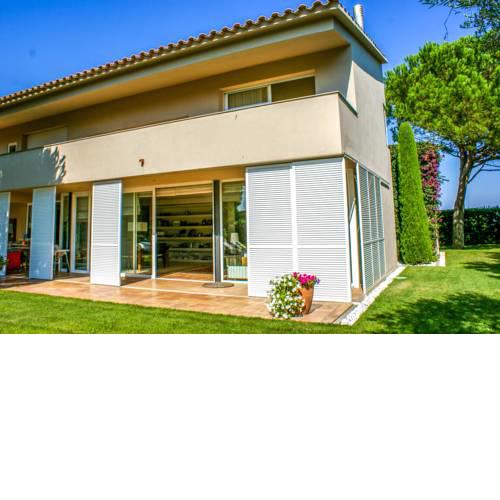 Mas Pinell Villa Sleeps 9 with Pool and WiFi