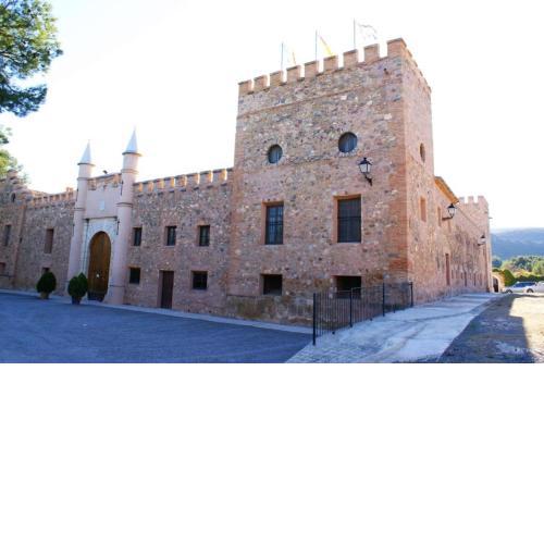 Masia de San Juan - Casas rurales con piscina en masia fortificada