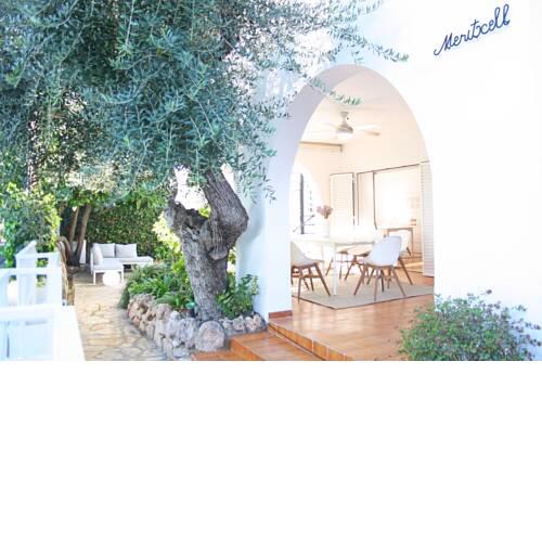 Meritxell seafront villa