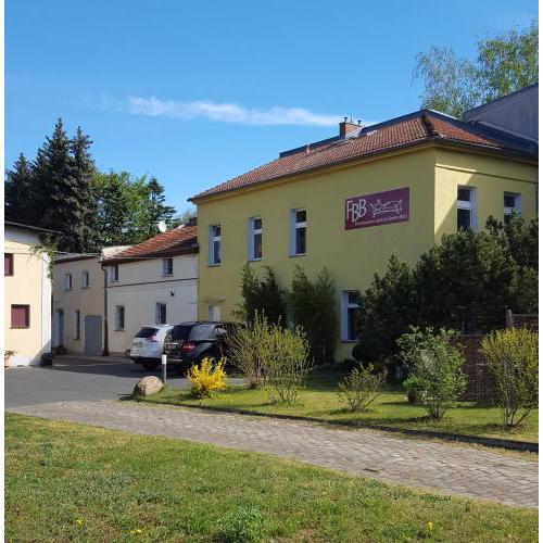 Möbelierte 2 Zim. WE 2-5 Schlafplätze 43m², m. Garten u. Parkpl. Zentr. Bus vor der Tür