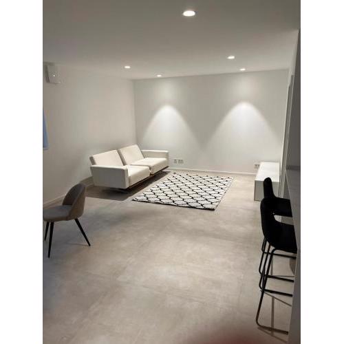 Möbiliertes Luxus-Souterrain Apartment