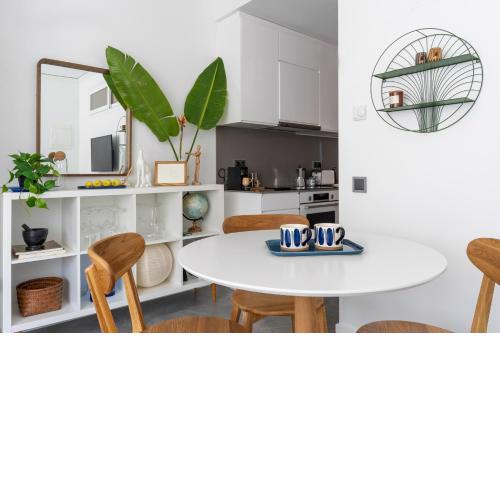 Modern 1 bedroom apt. Free parking. 10 min beach
