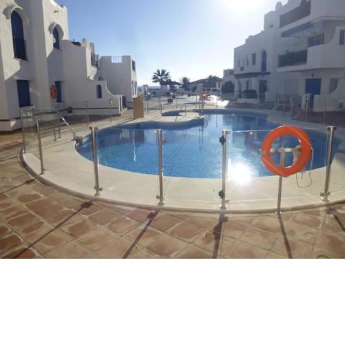 Modern 2 bed / 2 bath apartment ideally located by beach & marina