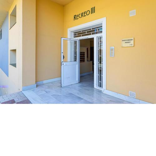 Modern 2 Bedroom apartment a few meters walk from the beach with balcony and sea view