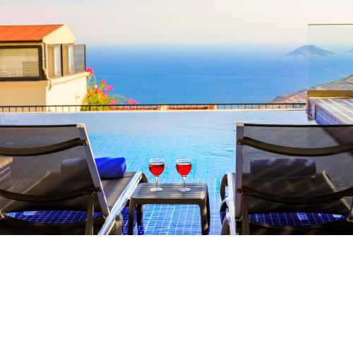 Modern 4 Bedroom villa with sea views & salt-water pool