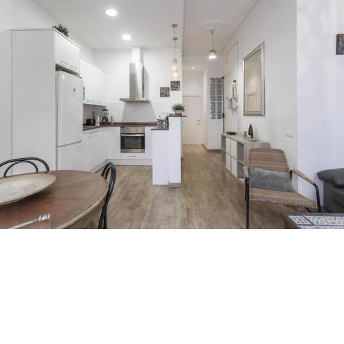Modern and renovated apartment by Pl Universitat