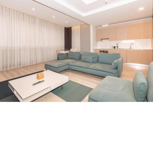 Modern and Spacious Flat with City View in Sariyer