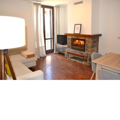 Modern apartament amb llar de foc