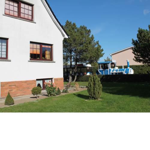 Modern Apartment in Kuhlungsborn amidst greenery with parking space