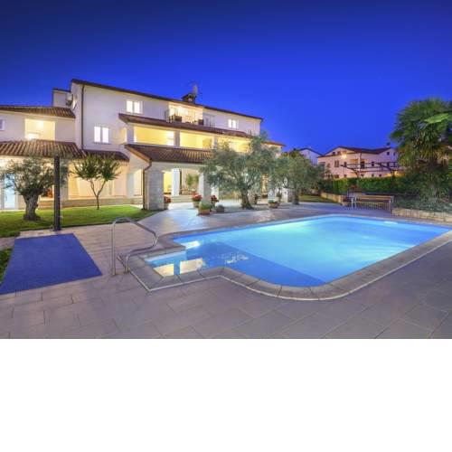 Modern Apartment in Porec with Swimming Pool