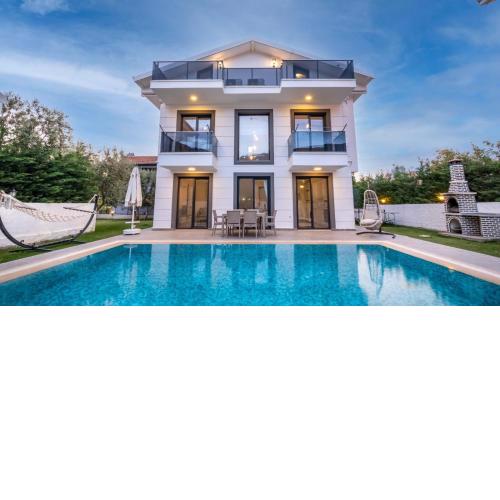 Modern chic 4-bedroom villa with private pool and garden in central Hisaronu