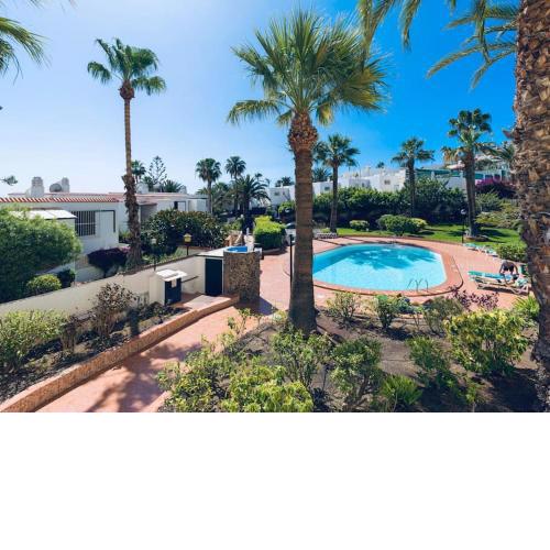 Modern Concept Estudio junto al mar con piscina