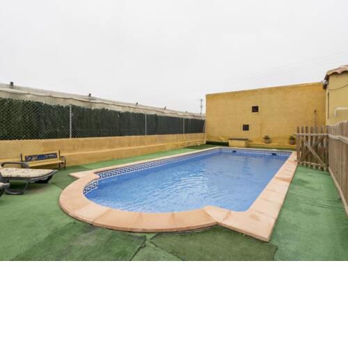 Modern Holiday Home in Garrobillo with Private Swimming Pool