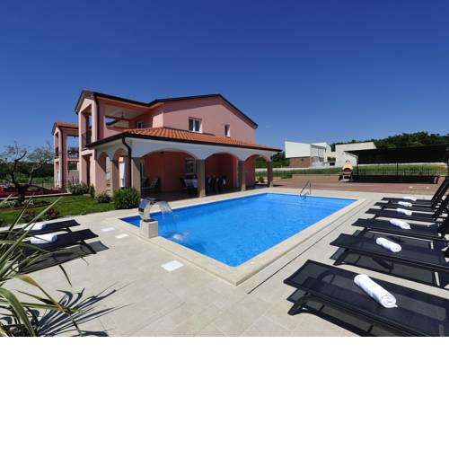 Modern Holiday home in Novigrad with Swimming Pool